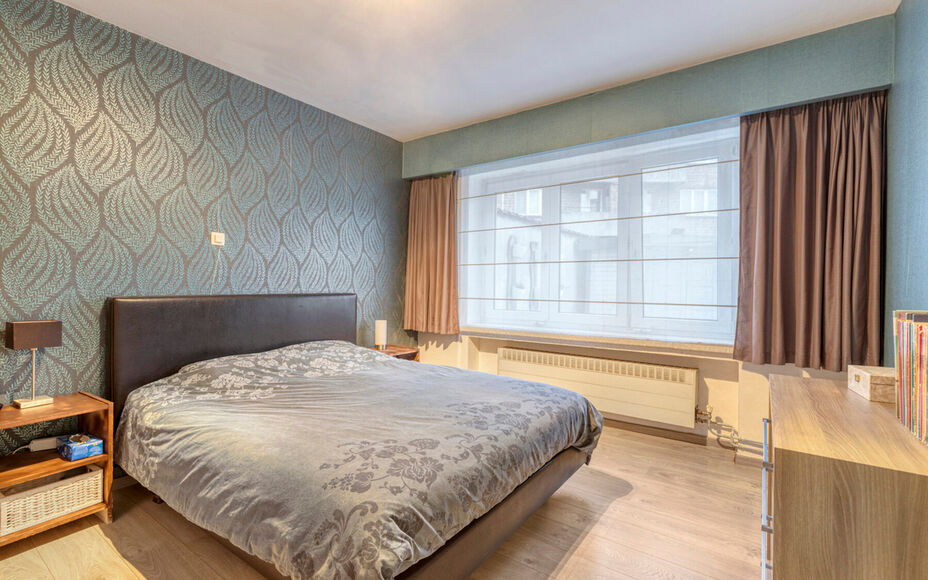 Leemans Immobiliën biedt u dit instapklare gelijkvloers appartement aan, gelegen op een uitstekende centrale locatie in het hart van Zellik. Dankzij deze ligging bevinden winkels, scholen, sportinfrastructuur en belangrijke invalswegen zich op wandelafst