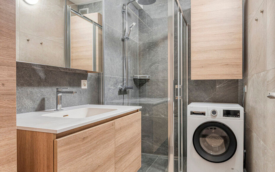 Leemans Immobiliën biedt u dit instapklare gelijkvloers appartement aan, gelegen op een uitstekende centrale locatie in het hart van Zellik. Dankzij deze ligging bevinden winkels, scholen, sportinfrastructuur en belangrijke invalswegen zich op wandelafst