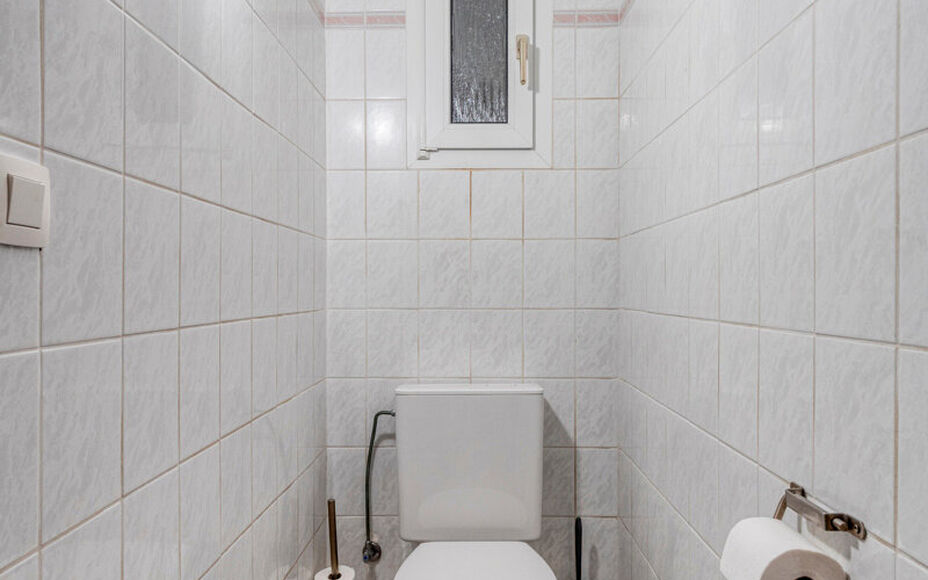 Leemans Immobiliën biedt u dit instapklare gelijkvloers appartement aan, gelegen op een uitstekende centrale locatie in het hart van Zellik. Dankzij deze ligging bevinden winkels, scholen, sportinfrastructuur en belangrijke invalswegen zich op wandelafst