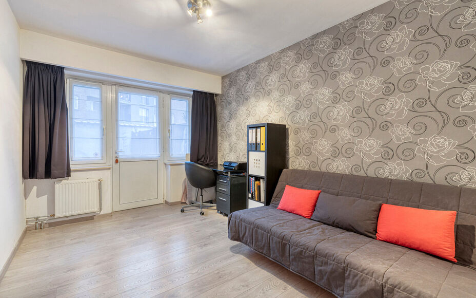 Leemans Immobiliën biedt u dit instapklare gelijkvloers appartement aan, gelegen op een uitstekende centrale locatie in het hart van Zellik. Dankzij deze ligging bevinden winkels, scholen, sportinfrastructuur en belangrijke invalswegen zich op wandelafst