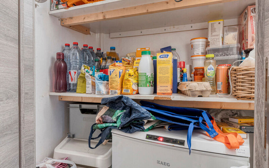 Leemans Immobiliën biedt u dit instapklare gelijkvloers appartement aan, gelegen op een uitstekende centrale locatie in het hart van Zellik. Dankzij deze ligging bevinden winkels, scholen, sportinfrastructuur en belangrijke invalswegen zich op wandelafst