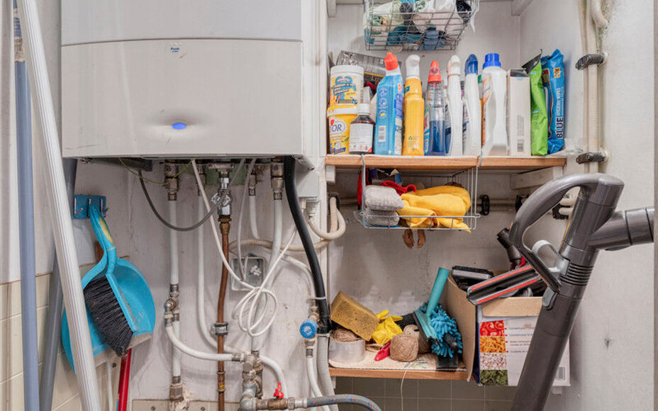 Leemans Immobiliën biedt u dit instapklare gelijkvloers appartement aan, gelegen op een uitstekende centrale locatie in het hart van Zellik. Dankzij deze ligging bevinden winkels, scholen, sportinfrastructuur en belangrijke invalswegen zich op wandelafst