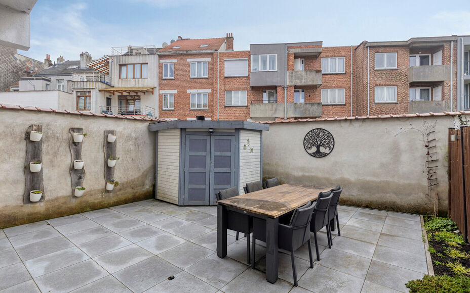 Leemans Immobiliën biedt u dit instapklare gelijkvloers appartement aan, gelegen op een uitstekende centrale locatie in het hart van Zellik. Dankzij deze ligging bevinden winkels, scholen, sportinfrastructuur en belangrijke invalswegen zich op wandelafst