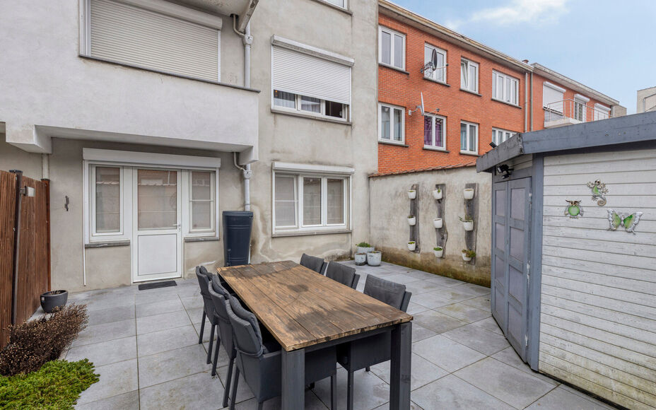 Leemans Immobiliën biedt u dit instapklare gelijkvloers appartement aan, gelegen op een uitstekende centrale locatie in het hart van Zellik. Dankzij deze ligging bevinden winkels, scholen, sportinfrastructuur en belangrijke invalswegen zich op wandelafst