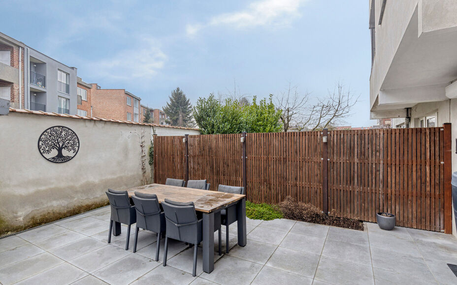 Leemans Immobiliën biedt u dit instapklare gelijkvloers appartement aan, gelegen op een uitstekende centrale locatie in het hart van Zellik. Dankzij deze ligging bevinden winkels, scholen, sportinfrastructuur en belangrijke invalswegen zich op wandelafst