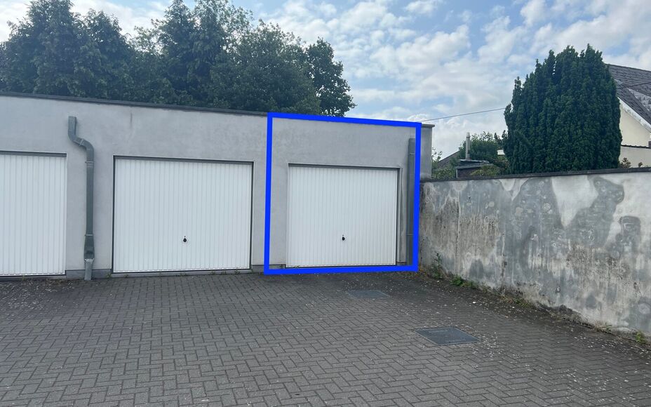 LEEMANS IMMOBILIËN stelt voor, gesloten garagebox te koop in het centrum van Moorsel (deelgemeente van de stad Aalst)! 

Onmiddelijk beschikbaar na akte. Geen maandelijkse provisie/lasten. 

Breedte ± 3,0m ; diepte  ± 6,5m ; vrije hoogte ± 3,0m. 

Wen