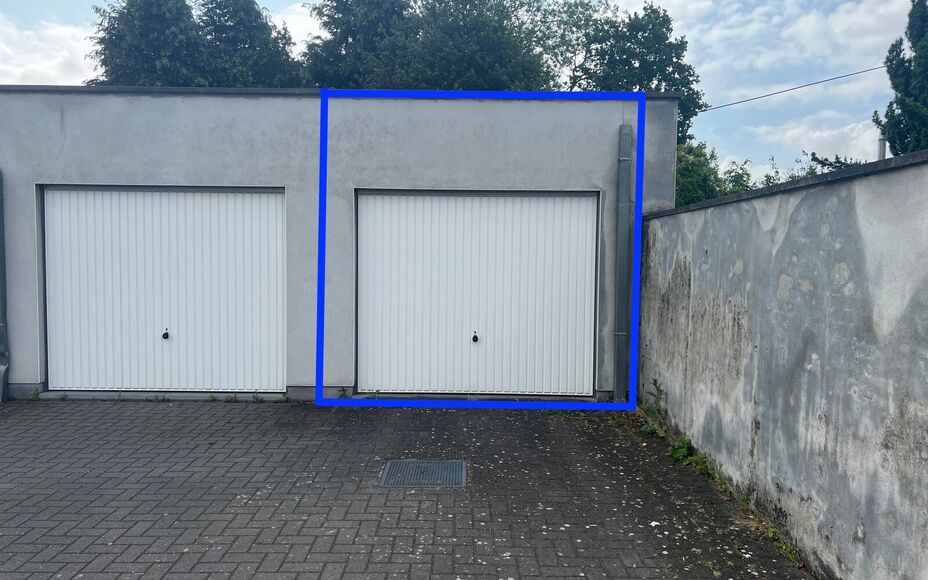 LEEMANS IMMOBILIËN stelt voor, gesloten garagebox te koop in het centrum van Moorsel (deelgemeente van de stad Aalst)! 

Onmiddelijk beschikbaar na akte. Geen maandelijkse provisie/lasten. 

Breedte ± 3,0m ; diepte  ± 6,5m ; vrije hoogte ± 3,0m. 

Wen