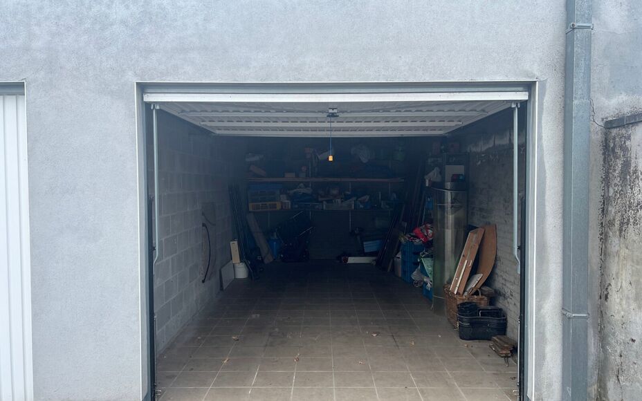 LEEMANS IMMOBILIËN stelt voor, gesloten garagebox te koop in het centrum van Moorsel (deelgemeente van de stad Aalst)! 

Onmiddelijk beschikbaar na akte. Geen maandelijkse provisie/lasten. 

Breedte ± 3,0m ; diepte  ± 6,5m ; vrije hoogte ± 3,0m. 

Wen