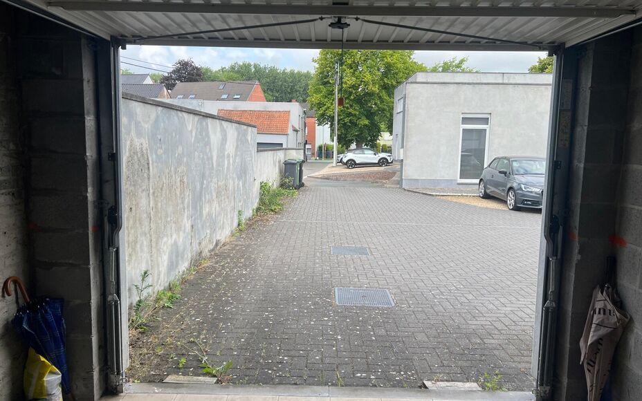LEEMANS IMMOBILIËN stelt voor, gesloten garagebox te koop in het centrum van Moorsel (deelgemeente van de stad Aalst)! 

Onmiddelijk beschikbaar na akte. Geen maandelijkse provisie/lasten. 

Breedte ± 3,0m ; diepte  ± 6,5m ; vrije hoogte ± 3,0m. 

Wen