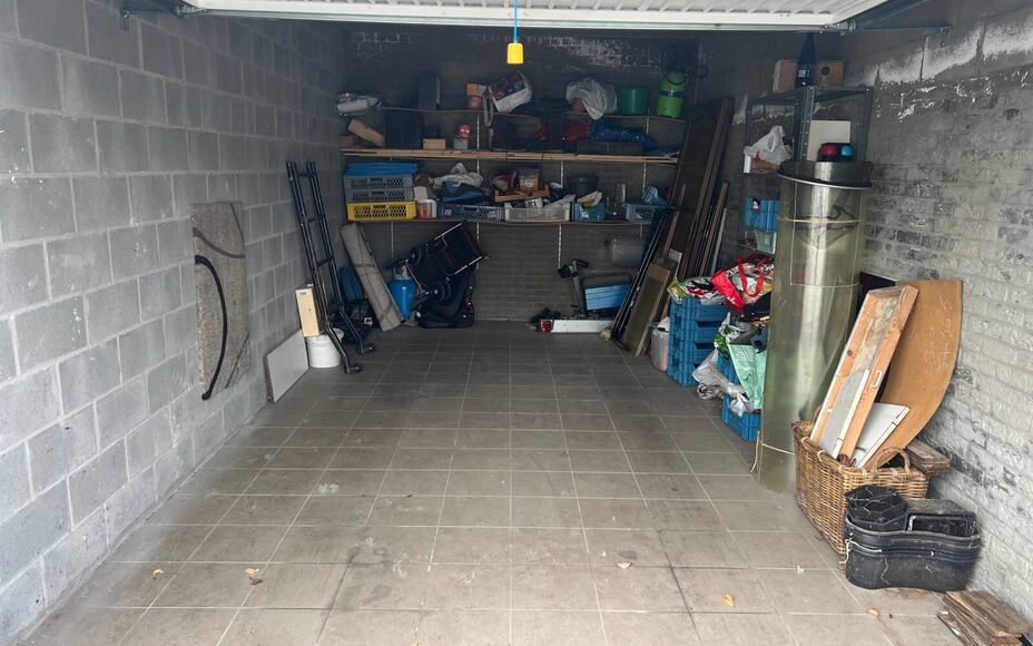 LEEMANS IMMOBILIËN stelt voor, gesloten garagebox te koop in het centrum van Moorsel (deelgemeente van de stad Aalst)! 

Onmiddelijk beschikbaar na akte. Geen maandelijkse provisie/lasten. 

Breedte ± 3,0m ; diepte  ± 6,5m ; vrije hoogte ± 3,0m. 

Wen