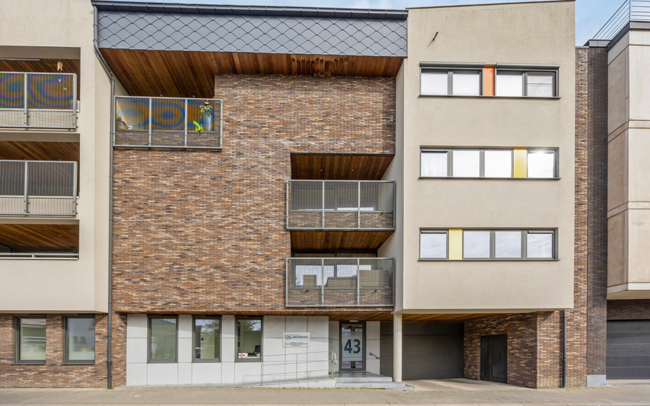 Leemans Immobiliën biedt u deze gesloten garagebox aan met elektrische poort in het centrum van Asse. De staanplaats bevindt zich onderaan het gebouw in de Vronemeers 43 in Asse en is gelegen op wandelafstand van alle nodige faciliteiten.
Graag meer info