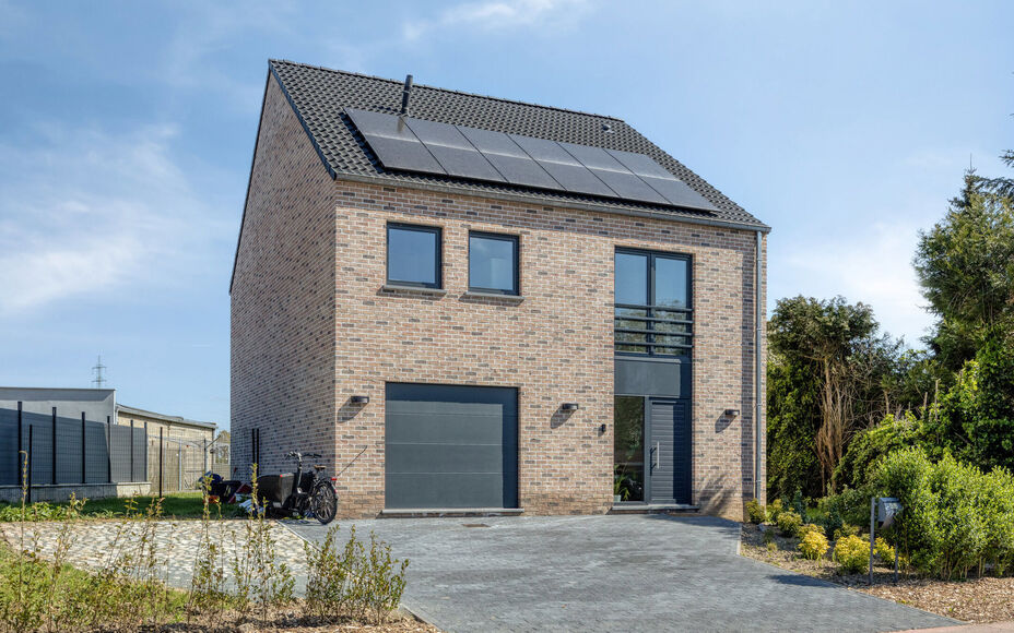 Leemans immobiliën biedt u deze uitzonderlijk ruime en energiezuinige woning, ideaal gelegen op een toplocatie in Merchtem. Deze instapklare gezinswoning combineert comfort, ruimte en een uitstekende bereikbaarheid.Bij het betreden van de woning is er ee