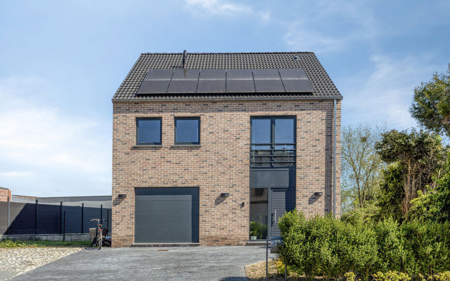 Leemans immobiliën biedt u deze uitzonderlijk ruime en energiezuinige woning, ideaal gelegen op een toplocatie in Merchtem. Deze instapklare gezinswoning combineert comfort, ruimte en een uitstekende bereikbaarheid.Bij het betreden van de woning is er ee