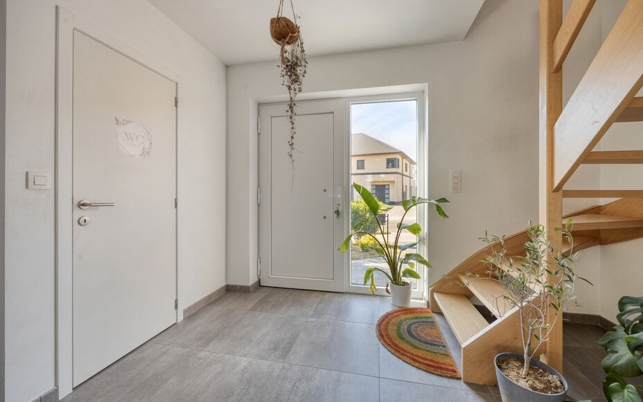 Leemans immobiliën biedt u deze uitzonderlijk ruime en energiezuinige woning, ideaal gelegen op een toplocatie in Merchtem. Deze instapklare gezinswoning combineert comfort, ruimte en een uitstekende bereikbaarheid.Bij het betreden van de woning is er ee