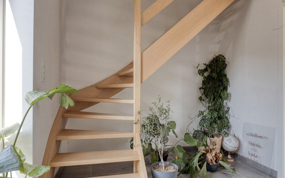 Leemans immobiliën biedt u deze uitzonderlijk ruime en energiezuinige woning, ideaal gelegen op een toplocatie in Merchtem. Deze instapklare gezinswoning combineert comfort, ruimte en een uitstekende bereikbaarheid.Bij het betreden van de woning is er ee