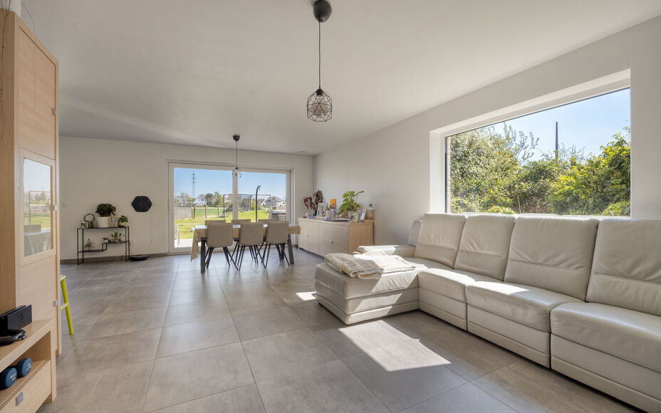 Leemans immobiliën biedt u deze uitzonderlijk ruime en energiezuinige woning, ideaal gelegen op een toplocatie in Merchtem. Deze instapklare gezinswoning combineert comfort, ruimte en een uitstekende bereikbaarheid.Bij het betreden van de woning is er ee