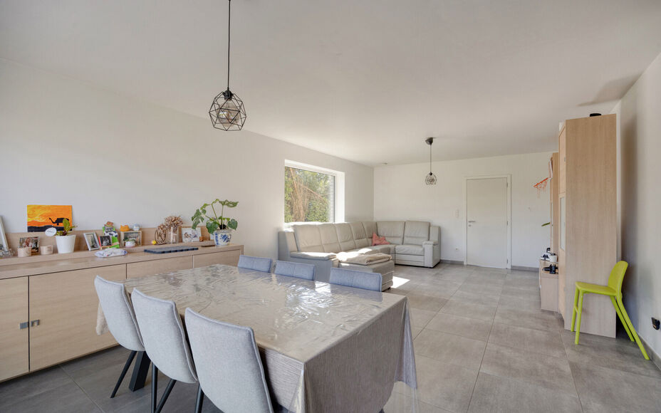 Leemans immobiliën biedt u deze uitzonderlijk ruime en energiezuinige woning, ideaal gelegen op een toplocatie in Merchtem. Deze instapklare gezinswoning combineert comfort, ruimte en een uitstekende bereikbaarheid.Bij het betreden van de woning is er ee