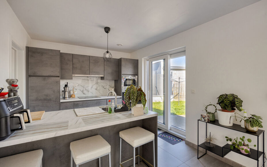 Leemans immobiliën biedt u deze uitzonderlijk ruime en energiezuinige woning, ideaal gelegen op een toplocatie in Merchtem. Deze instapklare gezinswoning combineert comfort, ruimte en een uitstekende bereikbaarheid.Bij het betreden van de woning is er ee