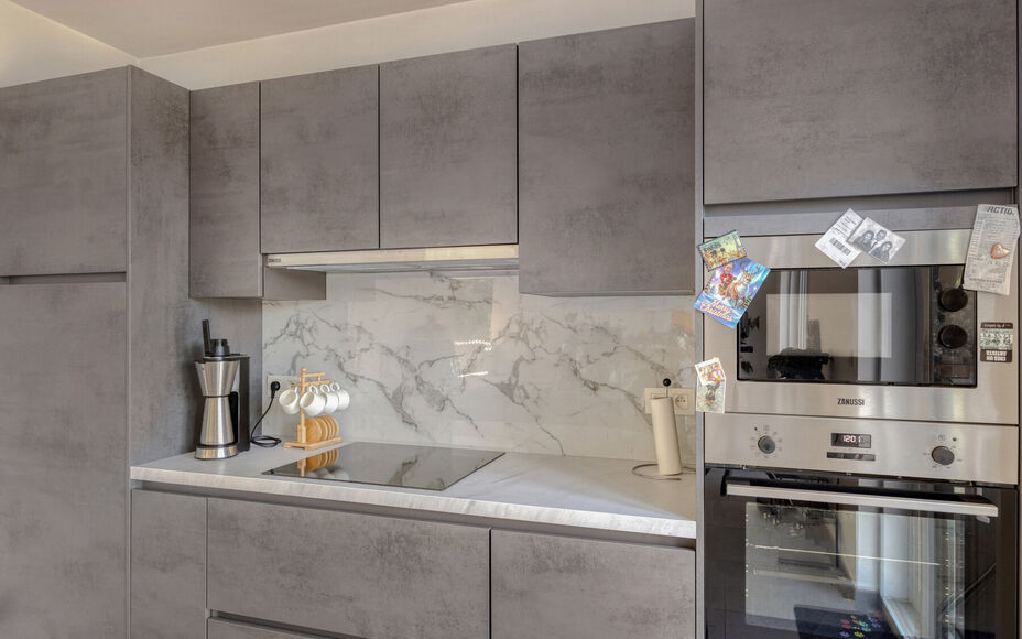 Leemans immobiliën biedt u deze uitzonderlijk ruime en energiezuinige woning, ideaal gelegen op een toplocatie in Merchtem. Deze instapklare gezinswoning combineert comfort, ruimte en een uitstekende bereikbaarheid.Bij het betreden van de woning is er ee