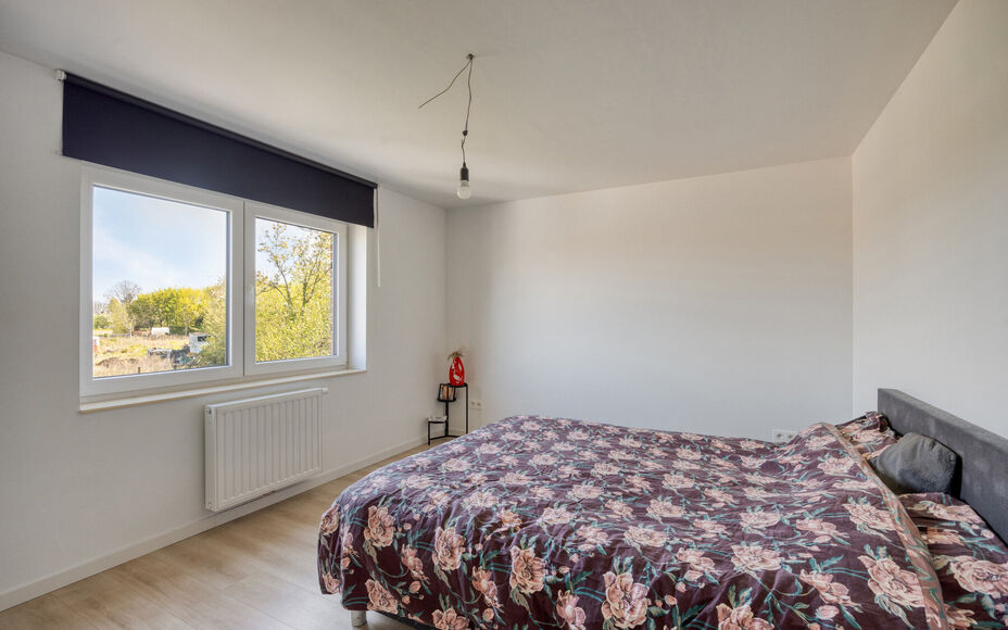 Leemans immobiliën biedt u deze uitzonderlijk ruime en energiezuinige woning, ideaal gelegen op een toplocatie in Merchtem. Deze instapklare gezinswoning combineert comfort, ruimte en een uitstekende bereikbaarheid.Bij het betreden van de woning is er ee