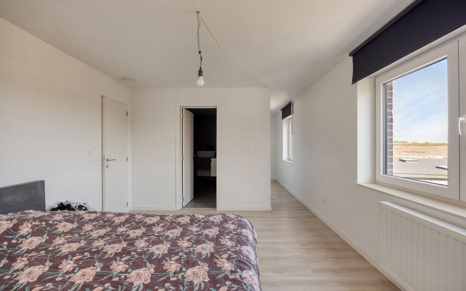 Leemans immobiliën biedt u deze uitzonderlijk ruime en energiezuinige woning, ideaal gelegen op een toplocatie in Merchtem. Deze instapklare gezinswoning combineert comfort, ruimte en een uitstekende bereikbaarheid.Bij het betreden van de woning is er ee