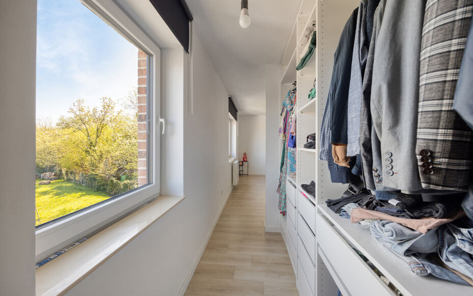 Leemans immobiliën biedt u deze uitzonderlijk ruime en energiezuinige woning, ideaal gelegen op een toplocatie in Merchtem. Deze instapklare gezinswoning combineert comfort, ruimte en een uitstekende bereikbaarheid.Bij het betreden van de woning is er ee