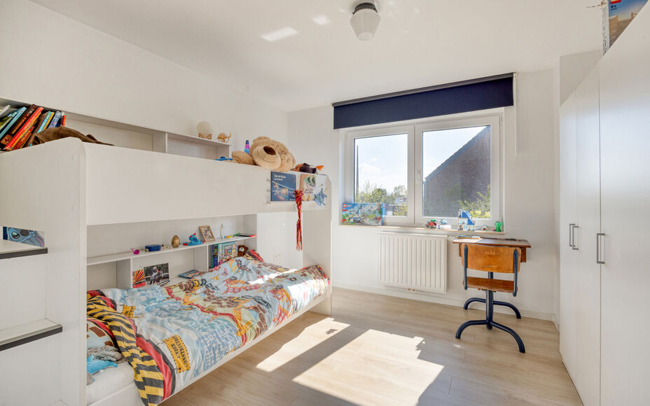 Leemans immobiliën biedt u deze uitzonderlijk ruime en energiezuinige woning, ideaal gelegen op een toplocatie in Merchtem. Deze instapklare gezinswoning combineert comfort, ruimte en een uitstekende bereikbaarheid.Bij het betreden van de woning is er ee