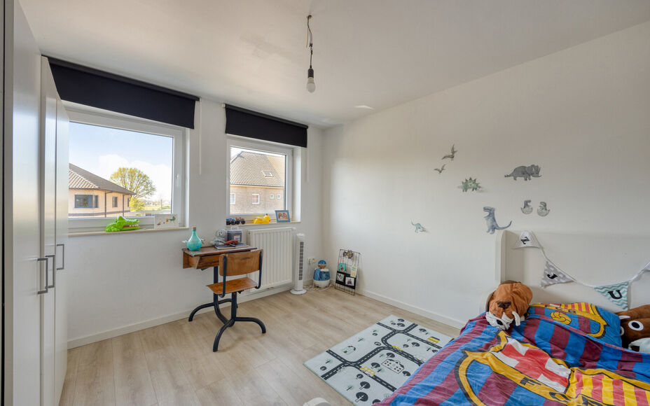 Leemans immobiliën biedt u deze uitzonderlijk ruime en energiezuinige woning, ideaal gelegen op een toplocatie in Merchtem. Deze instapklare gezinswoning combineert comfort, ruimte en een uitstekende bereikbaarheid.Bij het betreden van de woning is er ee