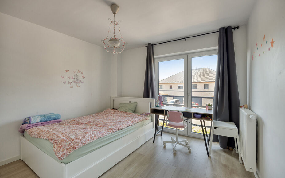 Leemans immobiliën biedt u deze uitzonderlijk ruime en energiezuinige woning, ideaal gelegen op een toplocatie in Merchtem. Deze instapklare gezinswoning combineert comfort, ruimte en een uitstekende bereikbaarheid.Bij het betreden van de woning is er ee