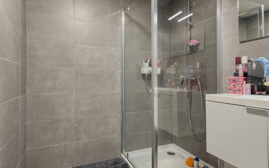 Leemans immobiliën biedt u deze uitzonderlijk ruime en energiezuinige woning, ideaal gelegen op een toplocatie in Merchtem. Deze instapklare gezinswoning combineert comfort, ruimte en een uitstekende bereikbaarheid.Bij het betreden van de woning is er ee