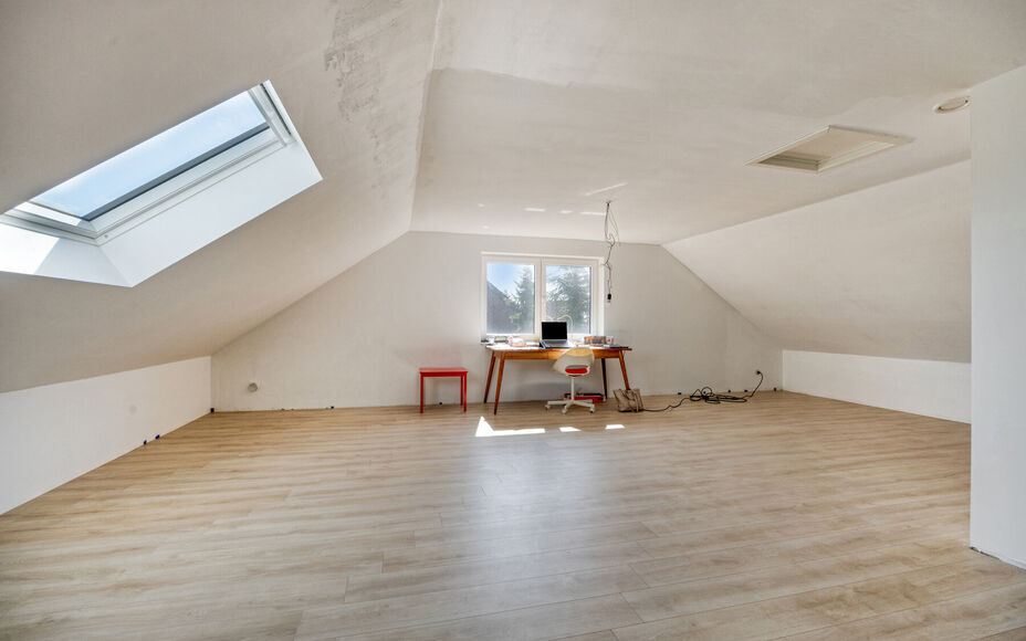 Leemans immobiliën biedt u deze uitzonderlijk ruime en energiezuinige woning, ideaal gelegen op een toplocatie in Merchtem. Deze instapklare gezinswoning combineert comfort, ruimte en een uitstekende bereikbaarheid.Bij het betreden van de woning is er ee