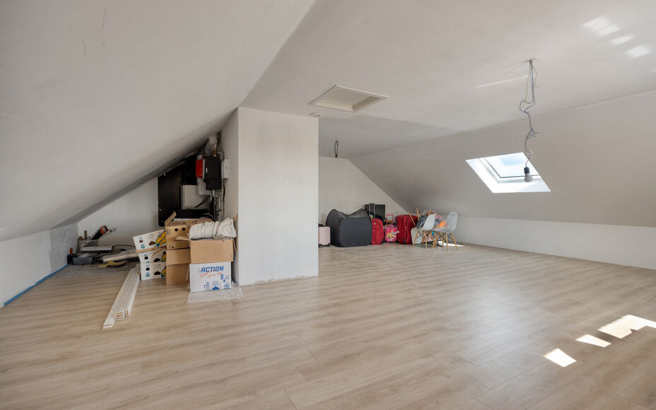 Leemans immobiliën biedt u deze uitzonderlijk ruime en energiezuinige woning, ideaal gelegen op een toplocatie in Merchtem. Deze instapklare gezinswoning combineert comfort, ruimte en een uitstekende bereikbaarheid.Bij het betreden van de woning is er ee