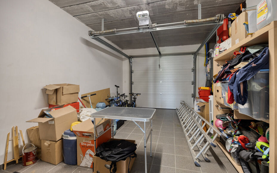 Leemans immobiliën biedt u deze uitzonderlijk ruime en energiezuinige woning, ideaal gelegen op een toplocatie in Merchtem. Deze instapklare gezinswoning combineert comfort, ruimte en een uitstekende bereikbaarheid.Bij het betreden van de woning is er ee