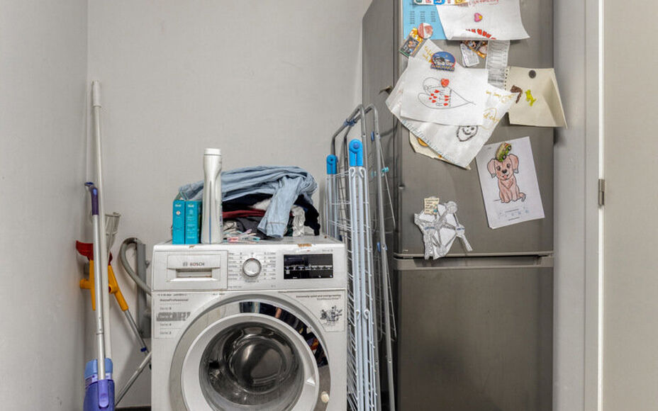 Leemans immobiliën biedt u deze uitzonderlijk ruime en energiezuinige woning, ideaal gelegen op een toplocatie in Merchtem. Deze instapklare gezinswoning combineert comfort, ruimte en een uitstekende bereikbaarheid.Bij het betreden van de woning is er ee