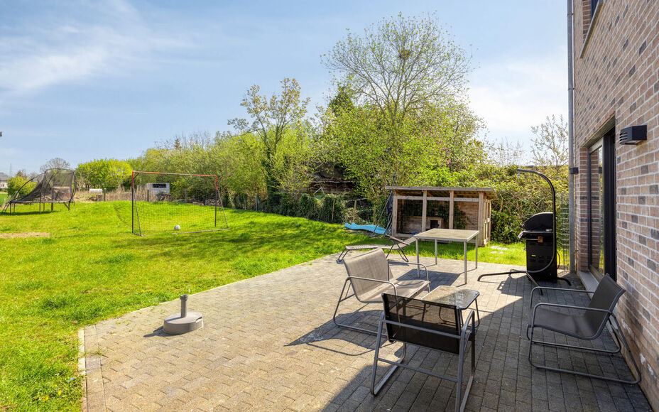 Leemans immobiliën biedt u deze uitzonderlijk ruime en energiezuinige woning, ideaal gelegen op een toplocatie in Merchtem. Deze instapklare gezinswoning combineert comfort, ruimte en een uitstekende bereikbaarheid.Bij het betreden van de woning is er ee