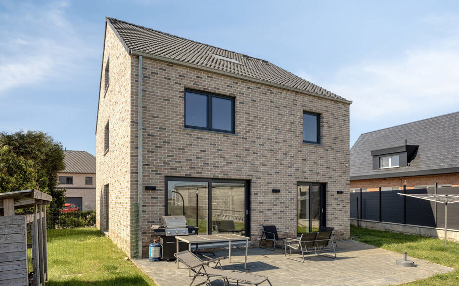 Leemans immobiliën biedt u deze uitzonderlijk ruime en energiezuinige woning, ideaal gelegen op een toplocatie in Merchtem. Deze instapklare gezinswoning combineert comfort, ruimte en een uitstekende bereikbaarheid.Bij het betreden van de woning is er ee