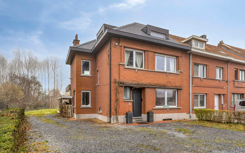 Leemans Immobiliën stelt u deze prachtig gerenoveerde, halfopen en bijzonder gezellige woning voor, gelegen in het hart van Merchtem. Dankzij de uitstekende ligging bevinden winkels, openbaar vervoer, scholen, sportinfrastructuur en fiets- en wandelroute