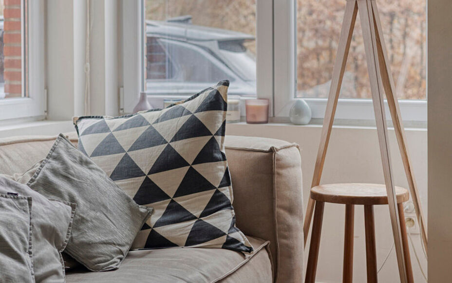 Leemans Immobiliën stelt u deze prachtig gerenoveerde, halfopen en bijzonder gezellige woning voor, gelegen in het hart van Merchtem. Dankzij de uitstekende ligging bevinden winkels, openbaar vervoer, scholen, sportinfrastructuur en fiets- en wandelroute