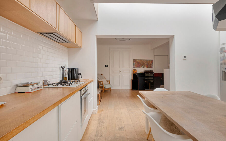Leemans Immobiliën stelt u deze prachtig gerenoveerde, halfopen en bijzonder gezellige woning voor, gelegen in het hart van Merchtem. Dankzij de uitstekende ligging bevinden winkels, openbaar vervoer, scholen, sportinfrastructuur en fiets- en wandelroute