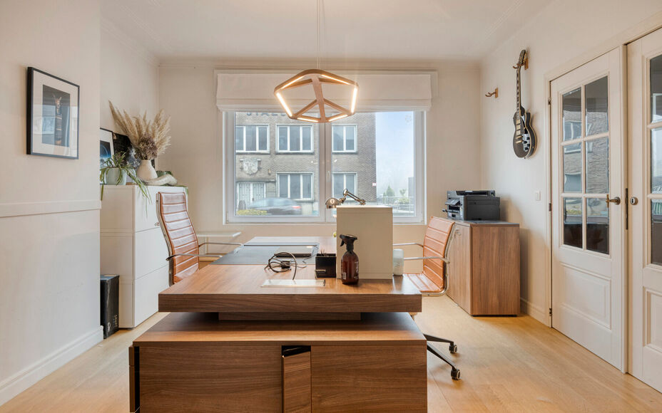 Leemans Immobiliën stelt u deze prachtig gerenoveerde, halfopen en bijzonder gezellige woning voor, gelegen in het hart van Merchtem. Dankzij de uitstekende ligging bevinden winkels, openbaar vervoer, scholen, sportinfrastructuur en fiets- en wandelroute