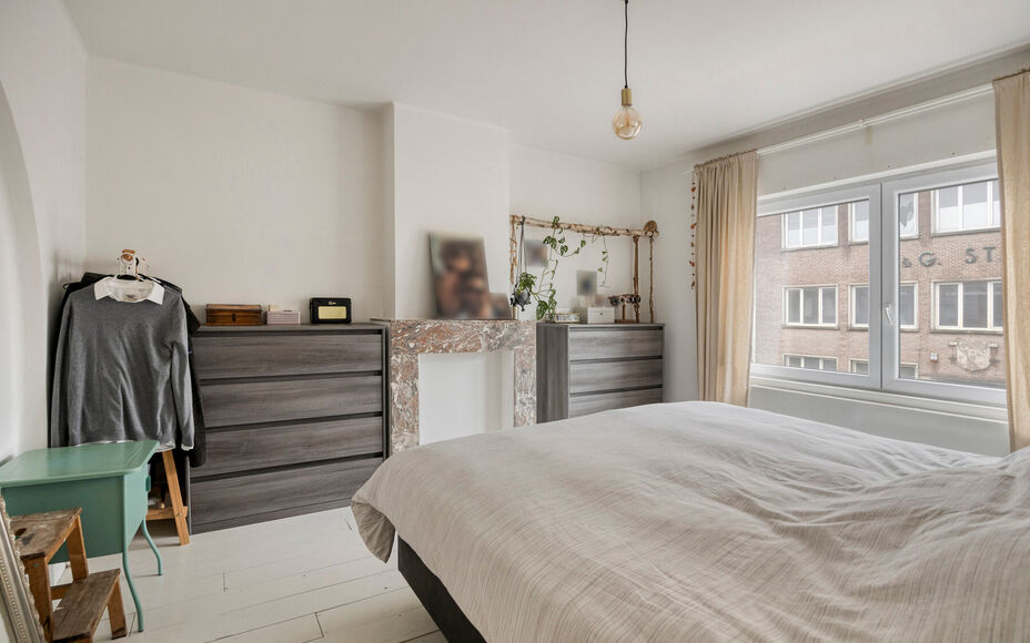Leemans Immobiliën stelt u deze prachtig gerenoveerde, halfopen en bijzonder gezellige woning voor, gelegen in het hart van Merchtem. Dankzij de uitstekende ligging bevinden winkels, openbaar vervoer, scholen, sportinfrastructuur en fiets- en wandelroute