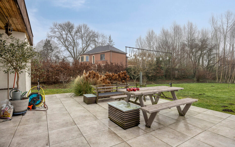 Leemans Immobiliën stelt u deze prachtig gerenoveerde, halfopen en bijzonder gezellige woning voor, gelegen in het hart van Merchtem. Dankzij de uitstekende ligging bevinden winkels, openbaar vervoer, scholen, sportinfrastructuur en fiets- en wandelroute