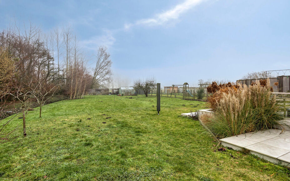 Leemans Immobiliën stelt u deze prachtig gerenoveerde, halfopen en bijzonder gezellige woning voor, gelegen in het hart van Merchtem. Dankzij de uitstekende ligging bevinden winkels, openbaar vervoer, scholen, sportinfrastructuur en fiets- en wandelroute