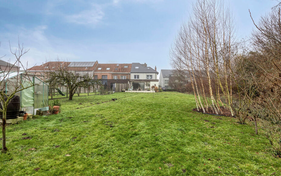 Leemans Immobiliën stelt u deze prachtig gerenoveerde, halfopen en bijzonder gezellige woning voor, gelegen in het hart van Merchtem. Dankzij de uitstekende ligging bevinden winkels, openbaar vervoer, scholen, sportinfrastructuur en fiets- en wandelroute