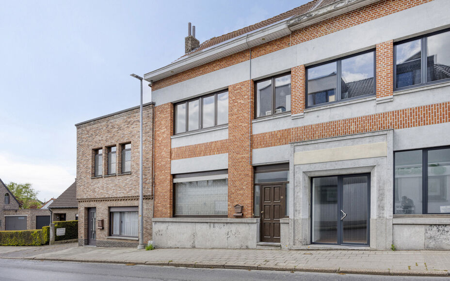 BUITENKANS: Leemans Immobiliën stelt u deze instapklare familiewoning voor, ideaal gelegen in het mooie centrum van Moorsel nabij de Leirekensroute. 

Indeling GV: ruime inkomhal / traphal, lichtrijke leefruimte, badkamer (alle comfort: douche, ligbad, e