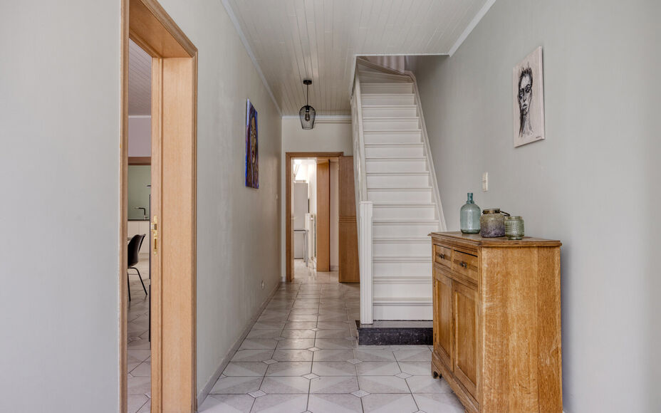 BUITENKANS: Leemans Immobiliën stelt u deze instapklare familiewoning voor, ideaal gelegen in het mooie centrum van Moorsel nabij de Leirekensroute. 

Indeling GV: ruime inkomhal / traphal, lichtrijke leefruimte, badkamer (alle comfort: douche, ligbad, e