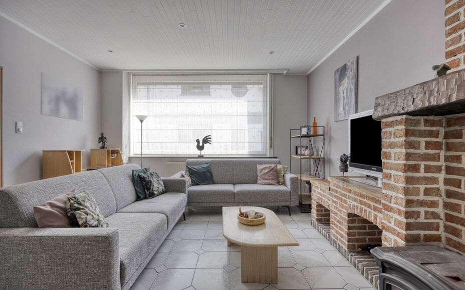 BUITENKANS: Leemans Immobiliën stelt u deze instapklare familiewoning voor, ideaal gelegen in het mooie centrum van Moorsel nabij de Leirekensroute. 

Indeling GV: ruime inkomhal / traphal, lichtrijke leefruimte, badkamer (alle comfort: douche, ligbad, e