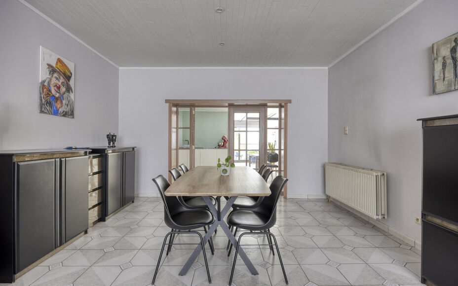 BUITENKANS: Leemans Immobiliën stelt u deze instapklare familiewoning voor, ideaal gelegen in het mooie centrum van Moorsel nabij de Leirekensroute. 

Indeling GV: ruime inkomhal / traphal, lichtrijke leefruimte, badkamer (alle comfort: douche, ligbad, e