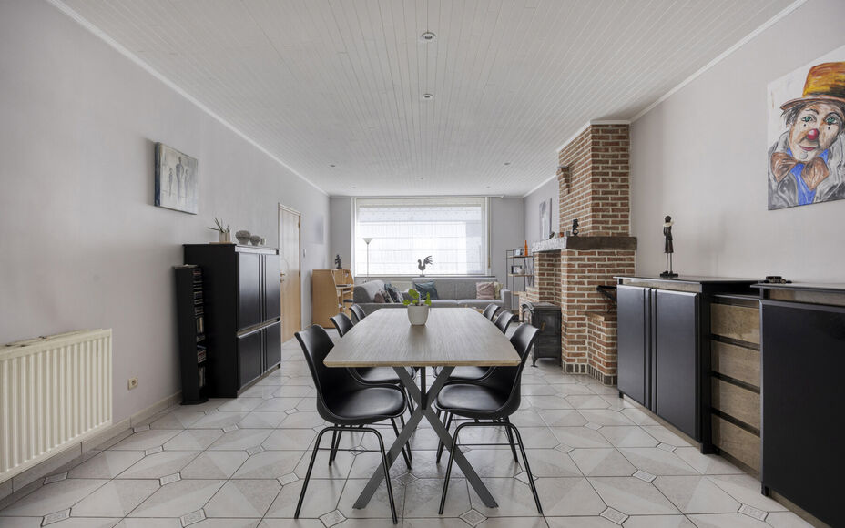 BUITENKANS: Leemans Immobiliën stelt u deze instapklare familiewoning voor, ideaal gelegen in het mooie centrum van Moorsel nabij de Leirekensroute. 

Indeling GV: ruime inkomhal / traphal, lichtrijke leefruimte, badkamer (alle comfort: douche, ligbad, e