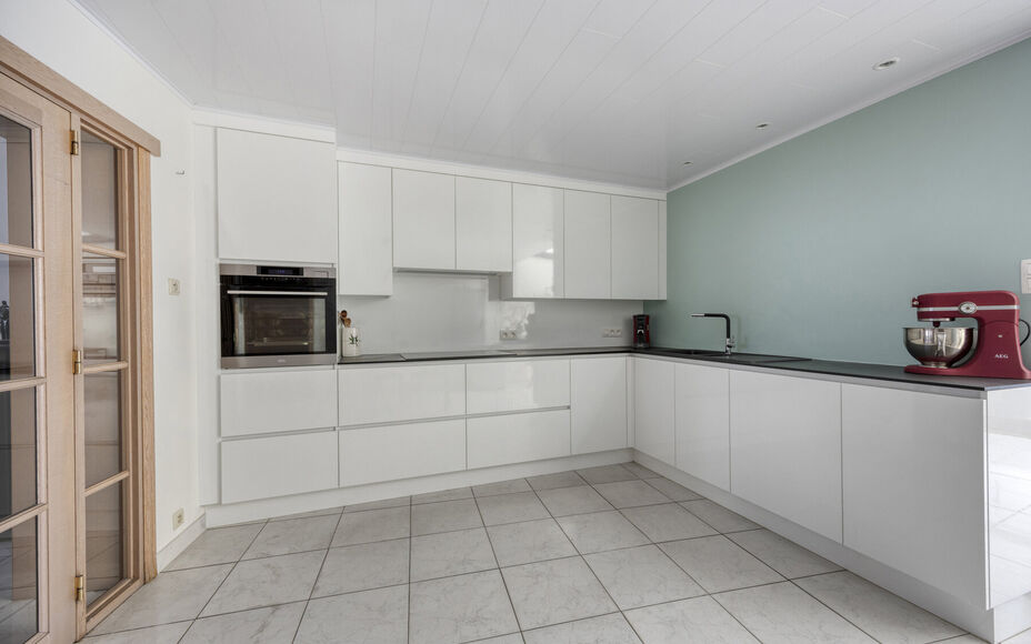 BUITENKANS: Leemans Immobiliën stelt u deze instapklare familiewoning voor, ideaal gelegen in het mooie centrum van Moorsel nabij de Leirekensroute. 

Indeling GV: ruime inkomhal / traphal, lichtrijke leefruimte, badkamer (alle comfort: douche, ligbad, e